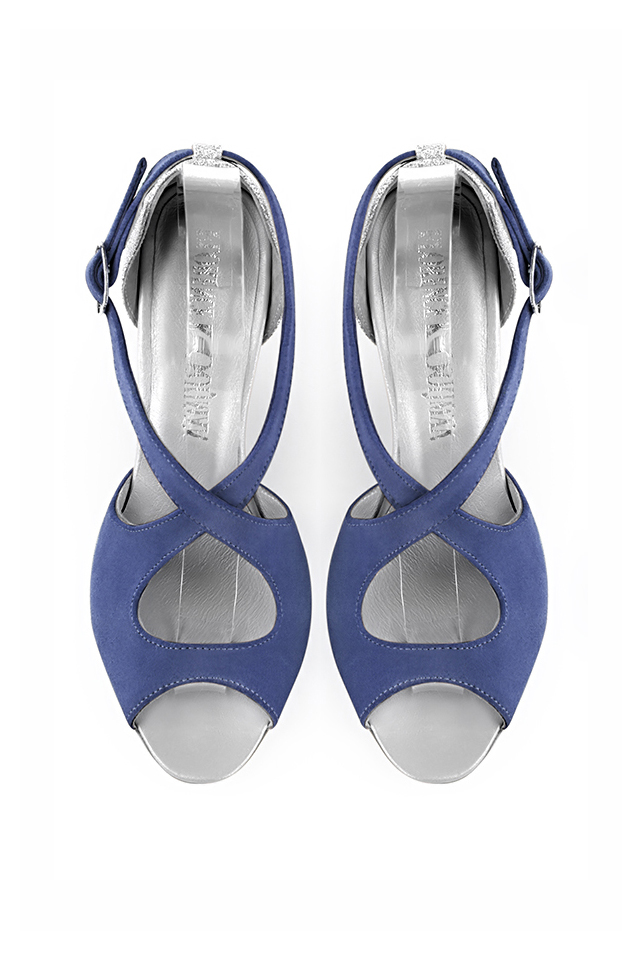 Women's prussian blue and silver elegant sandals closed at the back with crossed straps. Round toe. High kitten heels - Top view